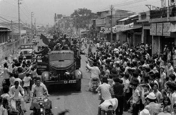 Nhân dân Sài Gòn đổ ra đường, nồng nhiệt chào đón Quân giải phóng tiến vào thành phố. Ảnh tư liệu/TTXVN.