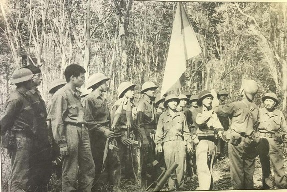 Tại rừng cao su Biên Hòa (Đồng Nai), lễ chuyển giao cờ chiến thắng cho Đại đội 2 (đơn vị hai lần anh hùng) thuộc Tiểu đoàn 9, Trung đoàn 3, Sư đoàn 304 trước khi vào giải phóng Sài Gòn. Ảnh tư liệu.
