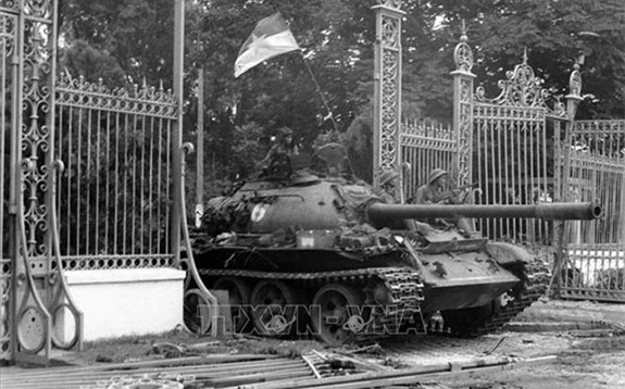 Xe tăng Quân giải phóng tiến vào Dinh Độc Lập, trưa ngày 30/4/1975. Ảnh tư liệu/TTXVN