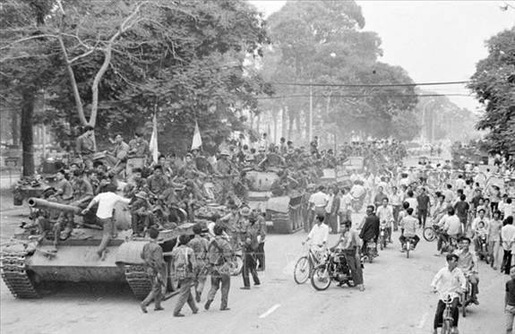 Nhân dân Sài Gòn ra đường đón chào Quân Giải phóng ngày 30/4/1975. Ảnh: TTXVN