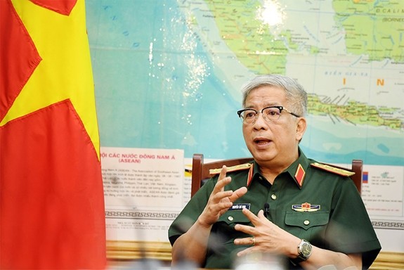 Thượng tướng Nguyễn Chí Vịnh trong cuộc trao đổi với báo chí.