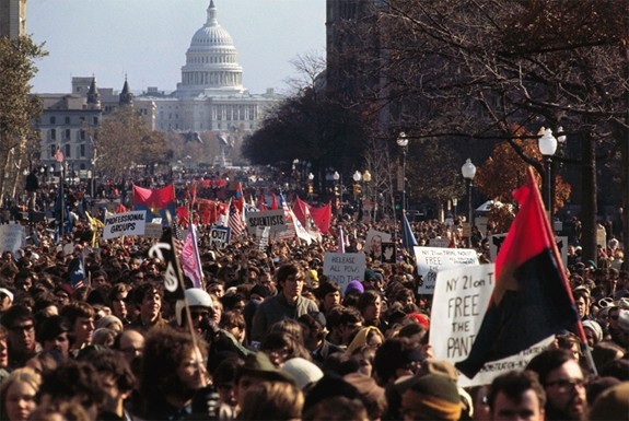 Ngày 15/11/1969, hơn 500.000 người đổ xuống đường ở thủ đô Washington tham gia một trong những cuộc biểu tình lớn nhất lịch sử Mỹ để phản đối chiến tranh Việt Nam. Ảnh: history.com
