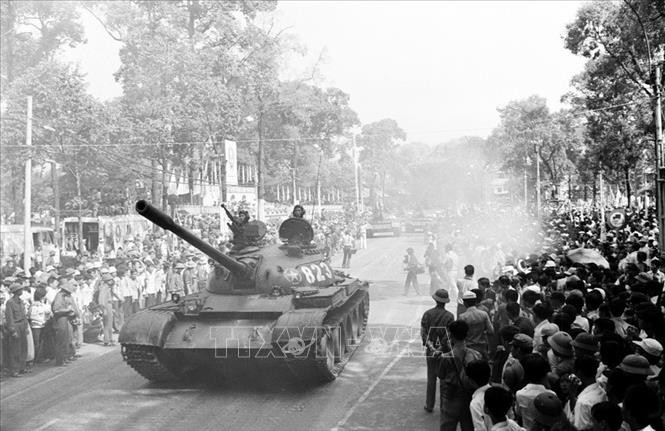 Xe tăng diễu hành trên đường phố Sài Gòn tại lễ mittinh mừng Ủy ban Quân quản thành phố ra mắt, ngày 7/5/1975. Ảnh: Đinh Quang Thành/TTXVN