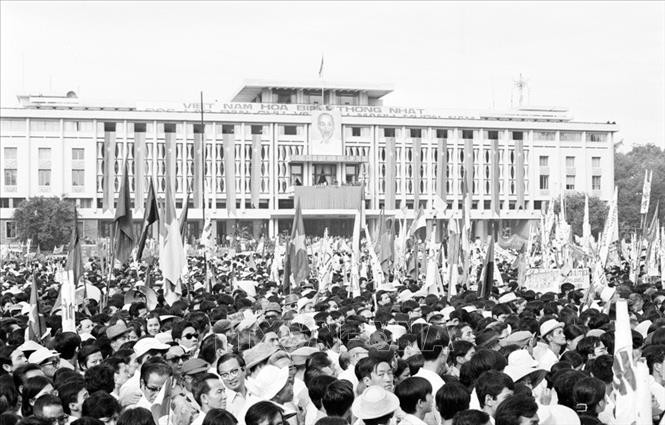 Nhân dân Sài Gòn tham gia cuộc mít tinh mừng Ủy ban Quân quản thành phố ra mắt, ngày 7/5/1975. Ảnh: Quang Thành/TTXVN