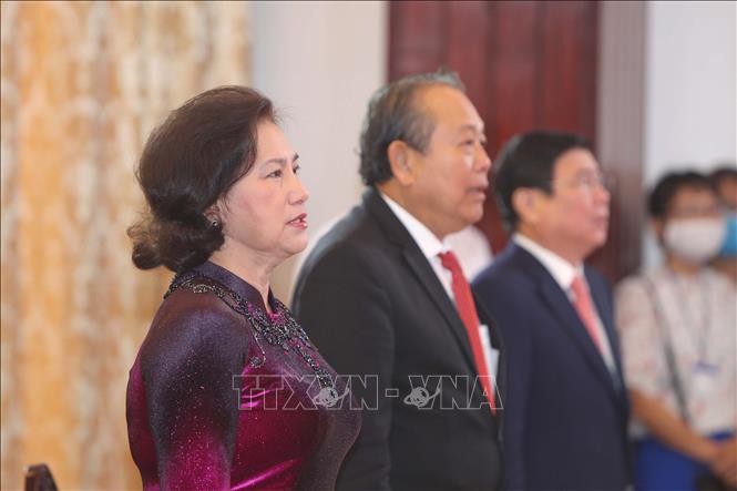 Chủ tịch Quốc hội Nguyễn Thị Kim Ngân, Phó Thủ tướng Thường trực Trương Hòa Bình thực hiện nghi thức chào cờ tại lễ kỷ niệm. Ảnh: Thanh Vũ/TTXVN
