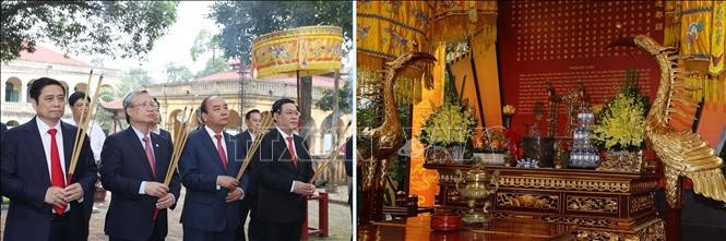 Thủ tướng Nguyễn Xuân Phúc và các đồng chí lãnh đạo Đảng, Nhà nước dâng hương tại Điện Kính Thiên, Hoàng thành Thăng Long. Ảnh: Thống Nhất/TTXVN