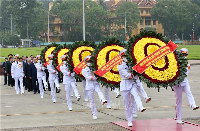 Đoàn đại biểu Lãnh đạo Đảng, Nhà nước vào Lăng viếng Chủ tịch Hồ Chí Minh. Ảnh: Dương Giang/TTXVN