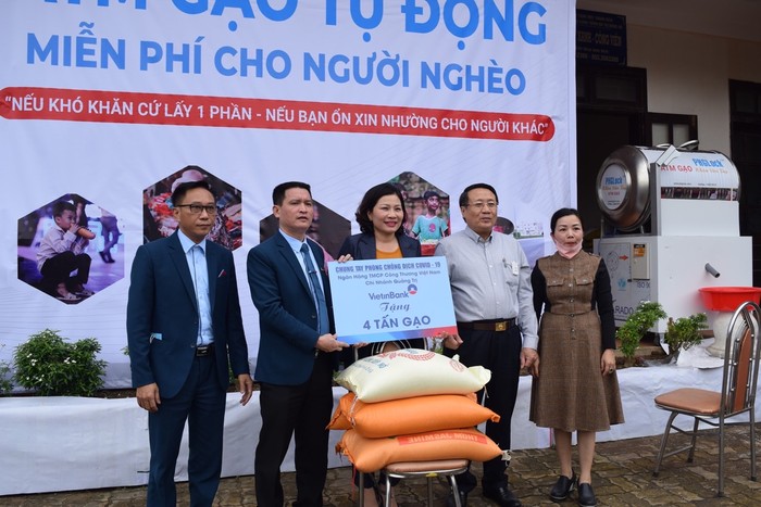 Ban Giám đốc VietinBank Quảng Trị trao biển tượng trưng số gạo phát trong chương trình “Ngân hàng gạo nghĩa tình” cho lãnh đạo tỉnh