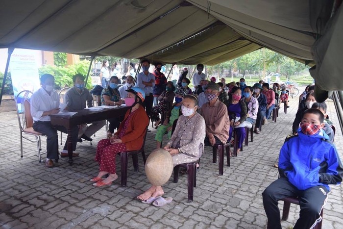 Người dân đến nhận gạo của VietinBank