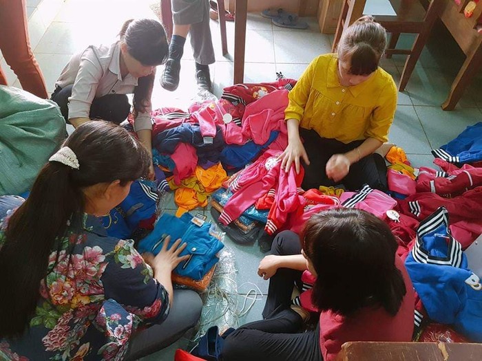 Cô Hà Thị Mai Hương cùng các cô giáo trong trường sắp xếp quần áo để tặng học trò