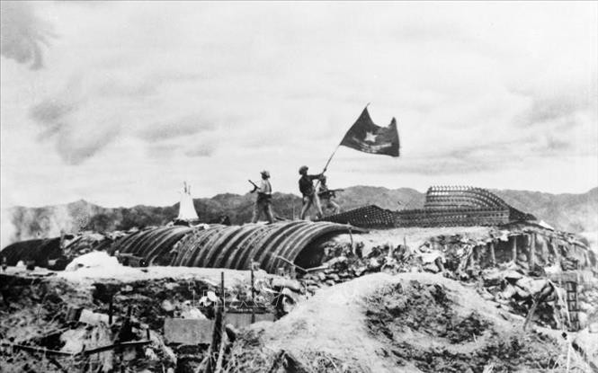 Chiều 7/5/1954, lá cờ &quot;Quyết chiến - Quyết thắng&quot; của Quân đội nhân dân Việt Nam tung bay trên nóc hầm tướng De Castries. Chiến dịch lịch sử Điện Biên Phủ đã toàn thắng. Ảnh: Tư liệu TTXVN