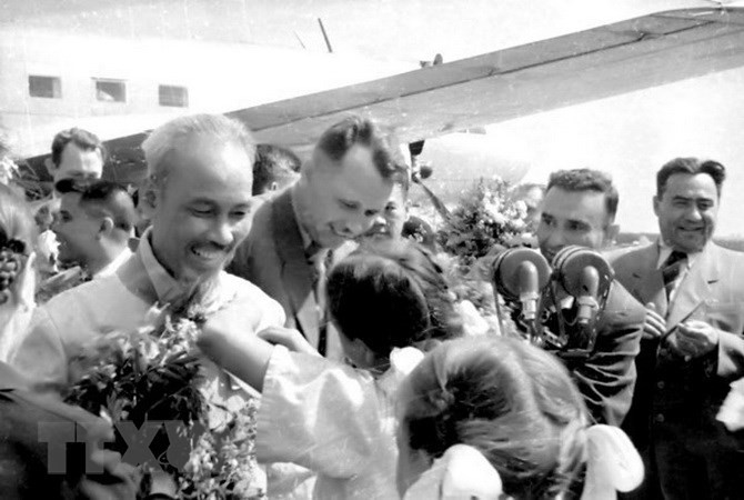 Lễ đón Chủ tịch Hồ Chí Minh ở sân bay Novosibirsk, ngày 10/7/1955, mở đầu chuyến thăm hữu nghị chính thức Liên Xô. (Ảnh: Tư liệu/TTXVN phát)