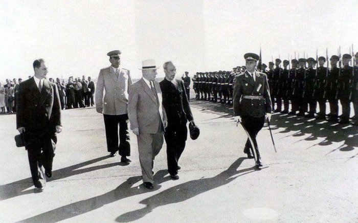 Chủ tịch Đoàn Chủ tịch Xô viết Tối cao Liên Xô Kliment Voroshilov chủ trì Lễ đón Chủ tịch Hồ Chí Minh thăm hữu nghị chính thức Liên Xô, tại sân bay Moskva, ngày 12/7/1955. (Ảnh: Tư liệu/TTXVN phát)