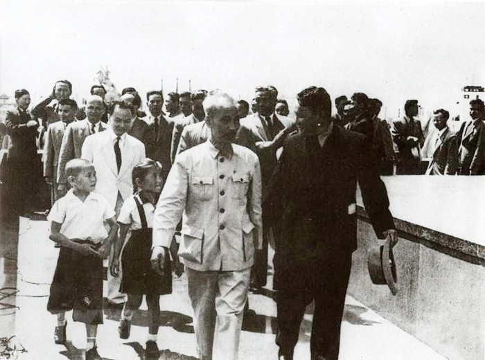 Chủ tịch Hồ Chí Minh và Chủ tịch Mông Cổ Iu.Sedenban tiến lên lễ đài Quảng trường Sukhbaatar dự cuộc mít tinh của nhân dân thủ đô Ulanbato chào mừng Người sang thăm hữu nghị Mông Cổ, tháng 7/1955. (Ảnh: Tư liệu/TTXVN phát)