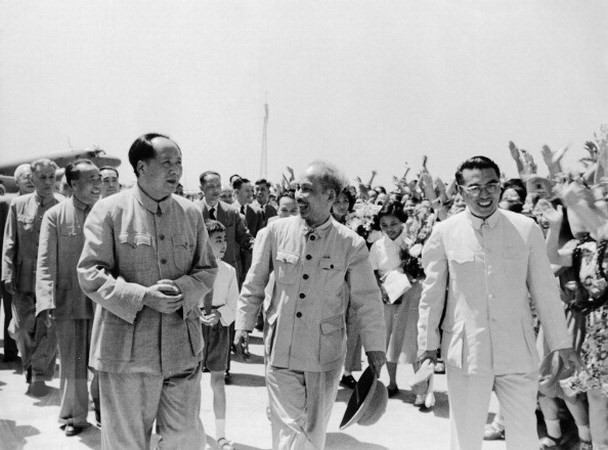 Chủ tịch Trung Quốc Mao Trạch Đông đón Chủ tịch Hồ Chí Minh thăm hữu nghị Trung Quốc, tại sân bay Bắc Kinh, ngày 25/6/1955. (Ảnh: Tư liệu/TTXVN phát)