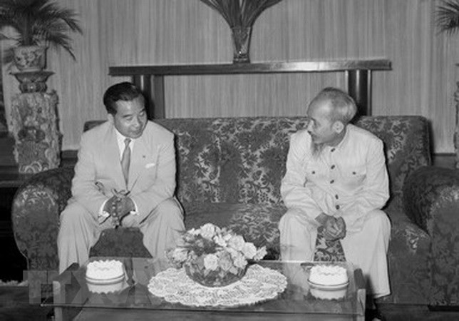 Chủ tịch Hồ Chí Minh tiếp Hoàng thân Souvanna Phouma, Thủ tướng Chính phủ Vương quốc Lào sang thăm Việt Nam (ngày 28/8/1956). (Ảnh: Tư liệu/TTXVN phát)