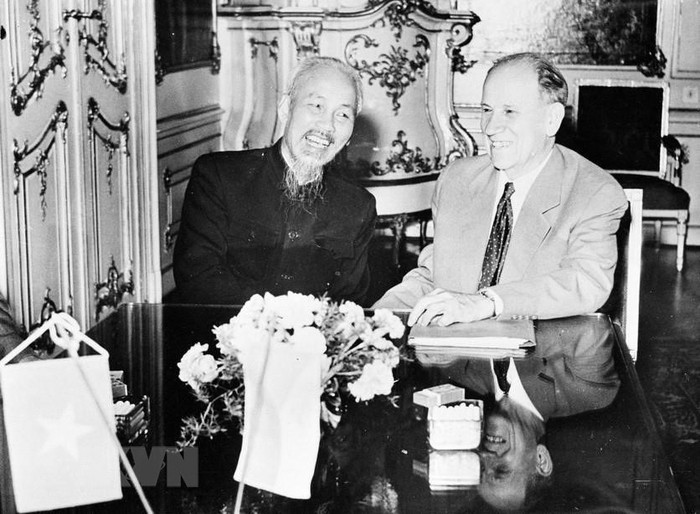 Chủ tịch Hồ Chí Minh hội kiến Chủ tịch Antonín Zápotocký tại Praha, trong chuyến thăm hữu nghị Tiệp Khắc (17/7/1957). (Ảnh: TTXVN)