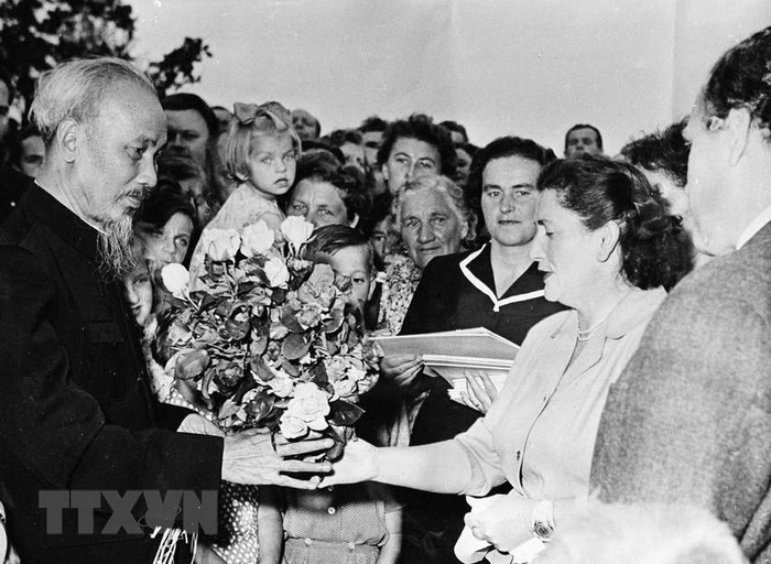 Chủ tịch Hồ Chí Minh với người dân làng Lidice (Tiệp Khắc), nơi bị tàn phá trong chiến tranh thế giới thứ 2 (18/7/1957). (Ảnh: TTXVN)