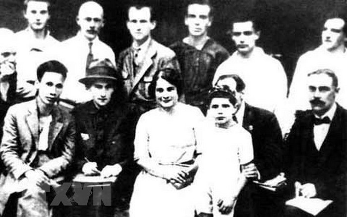 Ông Nguyễn Ái Quốc (người đầu tiên bên trái hàng ngồi) chụp ảnh với một số đại biểu tham dự Đại hội lần thứ V Quốc tế cộng sản tại Moskva, từ 17/6-8/7/1924. (Ảnh: Tư liệu/TTXVN phát)