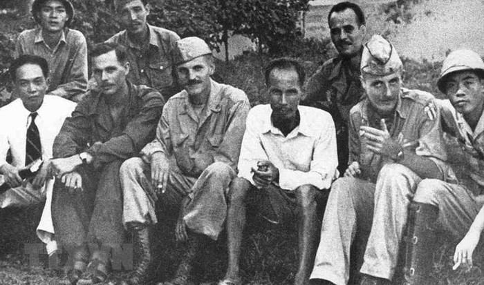Chủ tịch Hồ Chí Minh (giữa) và Đại tướng Võ Nguyên Giáp (ngoài cùng bên trái) với các nhân viên của Cơ quan Tình báo chiến lược Mỹ (OSS) - tiền thân của Cục Tình báo Trung ương Mỹ (CIA) lập kế hoạch phối hợp hành động chống Nhật tại Việt Bắc, năm 1945. (Ảnh: Tư liệu/TTXVN phát)