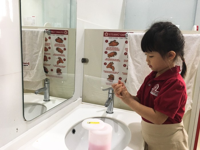 Rèn luyện cho trẻ kỹ năng bảo vệ sức khỏe như đeo khẩu trang, rửa tay đúng cách,...