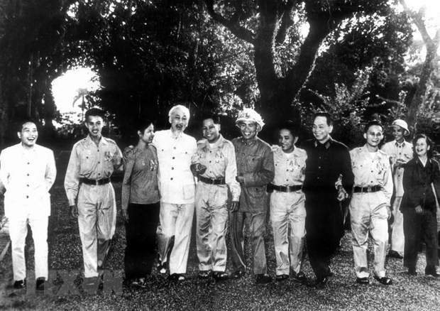 Chủ tịch Hồ Chí Minh tiếp đoàn đại biểu Anh hùng, Chiến sỹ thi đua các lực lượng vũ trang nhân dân Giải phóng miền Nam ra thăm miền Bắc (15/11/1965). (Ảnh: TTXVN)