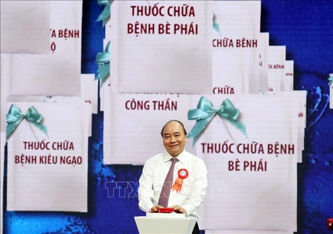 Thủ tướng Nguyễn Xuân Phúc nhấn nút cây &quot;ATM thuốc&quot;. Ảnh: Thống Nhất/TTXVN