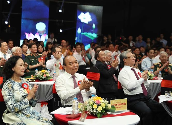 Thủ tướng Nguyễn Xuân Phúc và các đồng chí lãnh đạo Đảng, Nhà nước tham dự Chương trình. Ảnh: Thống Nhất/TTXVN