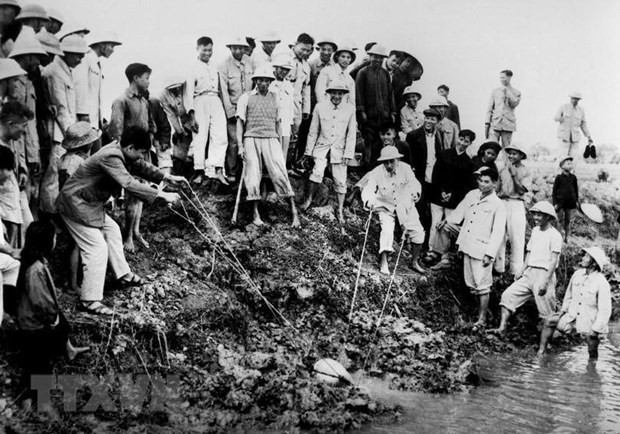 Chủ tịch Hồ Chí Minh đến thăm và tham gia tát nước chống hạn cùng nông dân xã Đại Thanh, Hà Đông (nay là Hà Nội), ngày 12/1/1958. (Ảnh: Tư liệu/TTXVN)