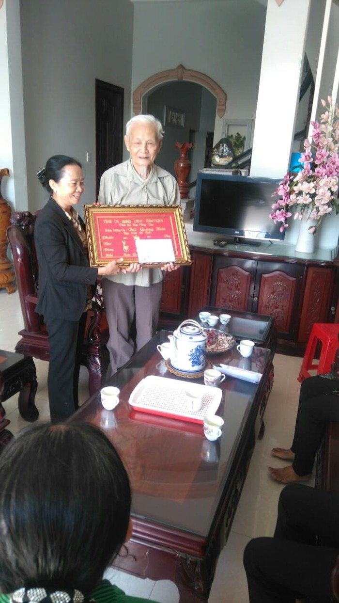 Thầy Bùi Hạn nhận quà mừng đại thọ của Tỉnh ủy Bà Rịa-Vũng Tàu (Ảnh do tác giả cung cấp)