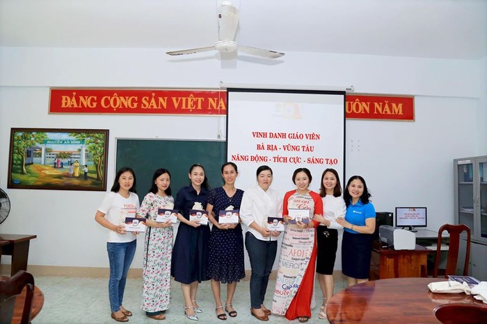 Cô Võ Thị Sương - thứ ba bên trái sang - trong lễ vinh danh Giáo viên Năng động - Tích cực - Sáng tạo thành phố Vũng Tàu năm học 2018-2019