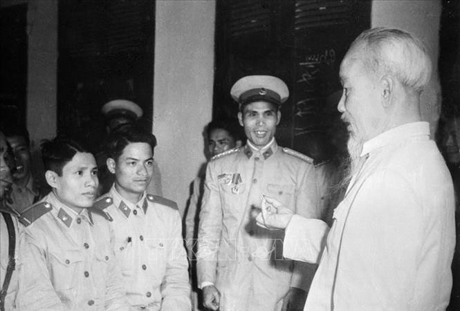 Chủ tịch Hồ Chí Minh thăm một đơn vị Cảnh sát nhân dân Thủ đô, ngày 1 Tết Quý Mão 1963. Ảnh: Tư liệu TTXVN