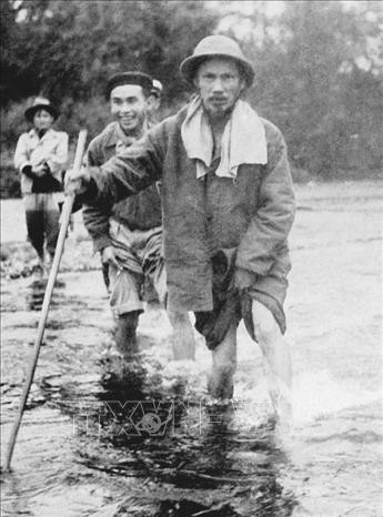 Các chiến sĩ Cảnh vệ luôn theo sát, bảo vệ tuyệt đối an toàn Bác Hồ trên đường đi công tác (Việt Bắc, 1951). Ảnh: Tư liệu/TTXVN phát