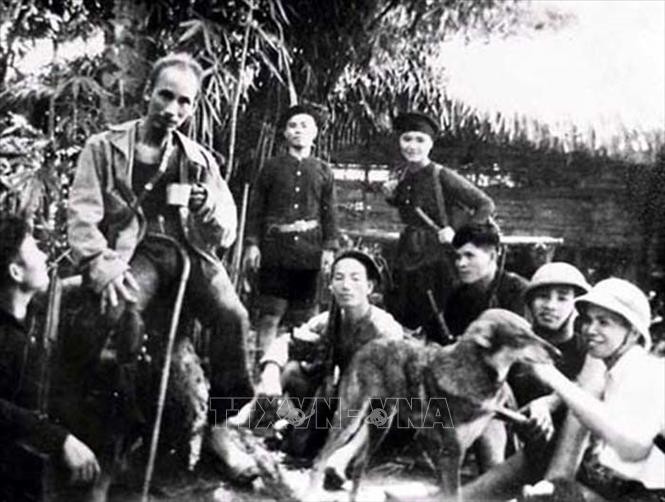 Bác Hồ cùng các chiến sĩ cảnh vệ trên đường đi công tác ở Định Hóa (Thái Nguyên) năm 1947. Ảnh: Tư liệu/ TTXVN phát