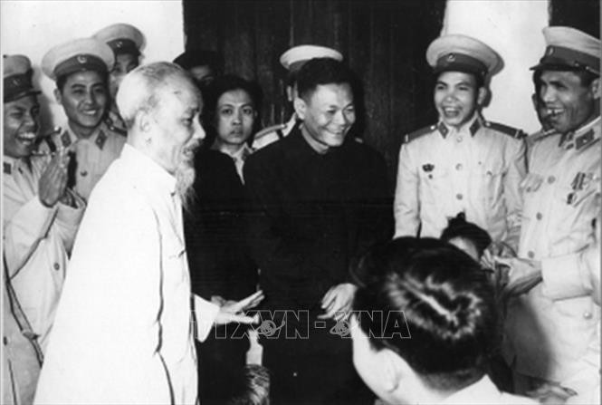 Bác Hồ đến thăm cán bộ, chiến sĩ một đơn vị Cảnh sát nhân dân khu Hoàn Kiếm (Hà Nội), ngày 1 Tết Quý Mão 1963. Ảnh: Tư liệu/TTXVN phát