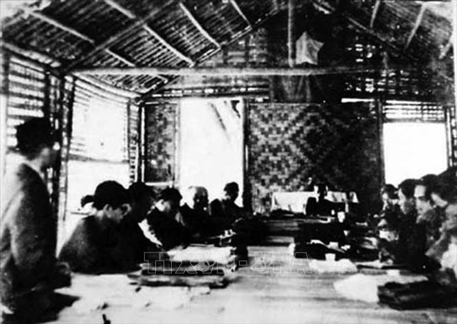 Chủ tịch Hồ Chí Minh chủ trì Hội đồng Chính phủ về việc đổi tên Thứ bộ Công an thành Bộ Công an, từ 27- 29/8/1953, tại chiến khu Việt Bắc. Ảnh: Tư liệu/TTXVN phát