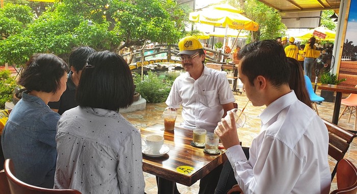 “Mỗi lần uống cà phê là khách hàng sẽ đóng góp 1.000 đồng vào quỹ phát triển tài năng Việt. Như vậy thì ai cũng có thể đồng hành và đóng góp vào quỹ, kể cả một người bán vé số.” – Bầu Thắng chia sẻ.