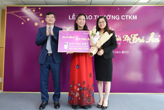 Đại diện Ngân hàng Thương mại Cổ phần Bắc Á trao giải Đặc biệt cho Khách hàng Nguyễn Thị Thuý Hà