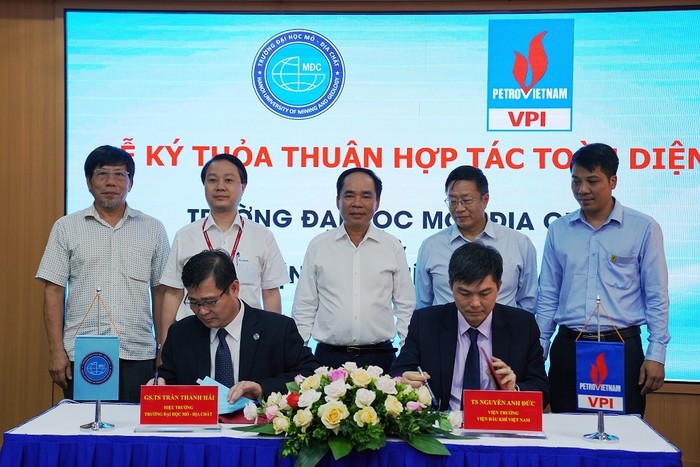 Tiến sĩ Nguyễn Anh Đức - Viện trưởng VPI và Giáo sư - Tiến sĩ Trần Thanh Hải - Hiệu trưởng HUMG ký kết Thỏa thuận hợp tác toàn diện.