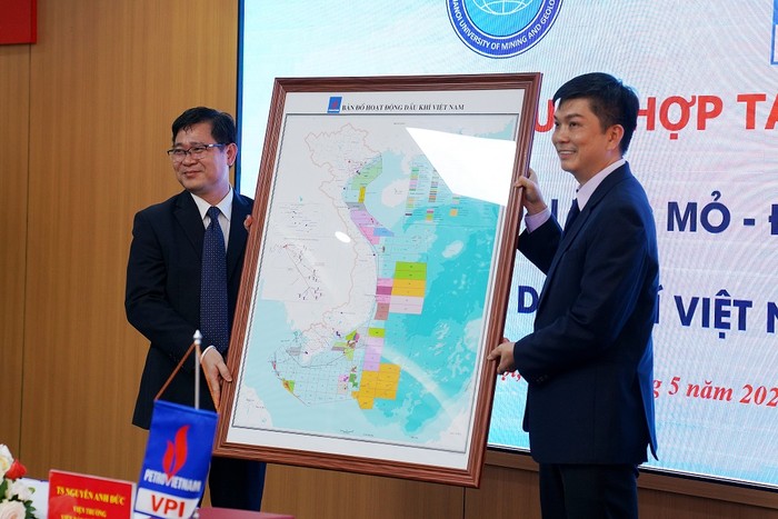 Viện Dầu khí Việt Nam trao tặng Bản đồ hoạt động dầu khí Việt Nam cho Đại học Mỏ - Địa chất.