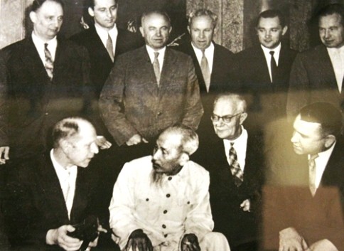 Chủ tịch Hồ Chí Minh tiếp đoàn chuyên gia Liên Xô sang giúp đỡ công tác chuyên môn cho Ủy ban Kế hoạch Nhà nước tại Hà Nội, ngày 22/3/1960. Ảnh tư liệu/nguồn tuyengiao.vn.