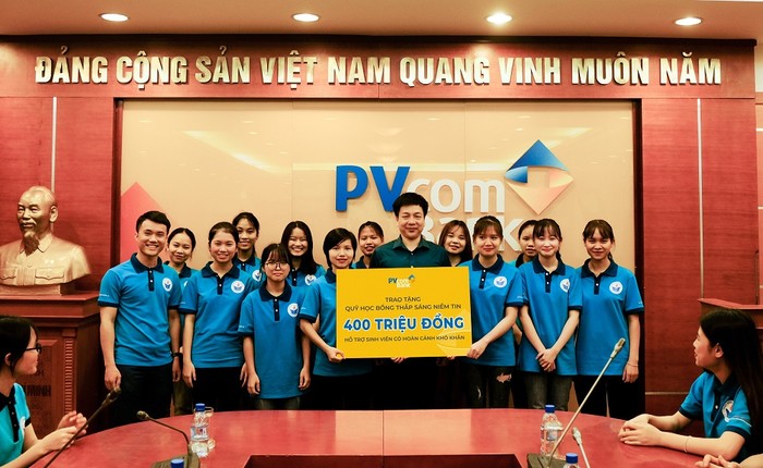 PVcomBank trao tặng 400 triệu đồng hỗ trợ sinh viên khó khăn mùa dịch ảnh 1