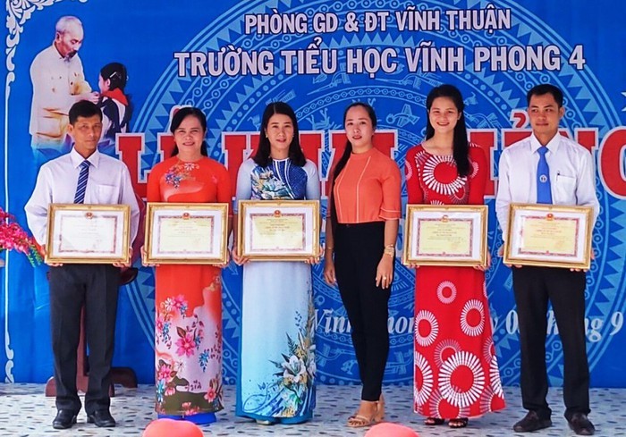 Bà Trịnh Ngọc Thùy Mai (người thứ 2 từ trái sang) vừa bị miễn nhiệm chức vụ hiệu trưởng. (Ảnh: c1vinhphong4.vinhthuan.edu.vn).