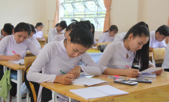Học sinh lớp 12 ôn tập chuẩn bị kỳ thi quốc gia năm 2019. (Ảnh minh họa: Baolongan.vn)