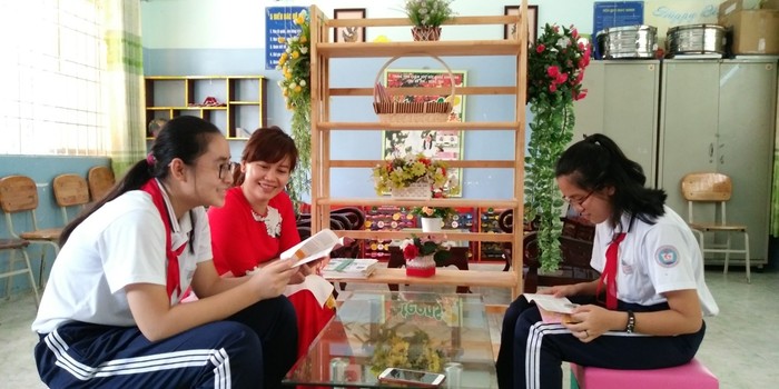 Cô Lê Thị Thúy Hằng, Tổng phụ trách Trường Trung học cơ sở Nguyễn An Ninh thành phố Vũng Tàu đang tư vấn cho học trò