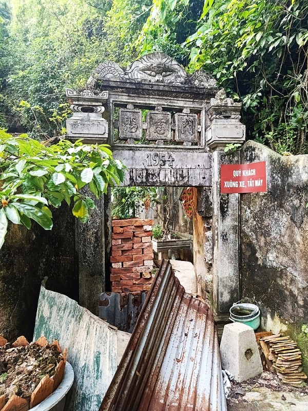 Cổng chùa Một Mái, nơi Bác Hồ đã nghỉ lại ngày 3/3/1947 trước khi Người lên Việt Bắc lãnh đạo cuộc kháng chiến chống Thực dân Pháp xâm lược.