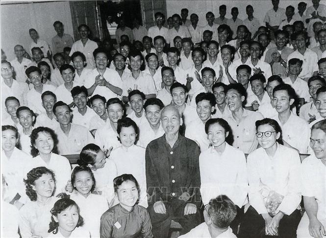 Tại Đại hội lần thứ III Những người viết báo Việt Nam, Chủ tịch Hồ Chí Minh căn dặn: “Cán bộ báo chí cũng là chiến sĩ cách mạng. Cây bút, trang giấy là vũ khí sắc bén” (8/9/1962). Ảnh: Tư liệu/TTXVN phát