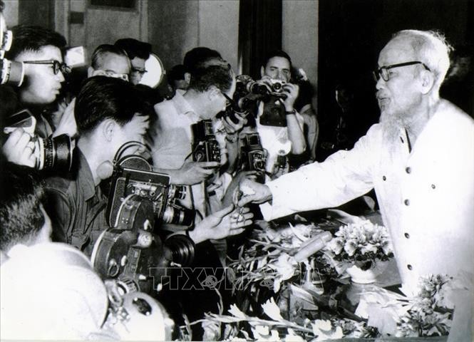 Chủ tịch Hồ Chí Minh gặp gỡ phóng viên các cơ quan báo chí trong và ngoài nước tại Thủ đô Hà Nội (5/1968). Ảnh: TTXVN