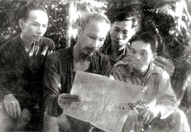 Chủ tịch Hồ Chí Minh cùng các đồng chí Trường Chinh, Lê Đức Thọ, Võ Nguyên Giáp đọc báo tại ATK Thái Nguyên, năm 1947. Ảnh: Tư liệu/TTXVN phát