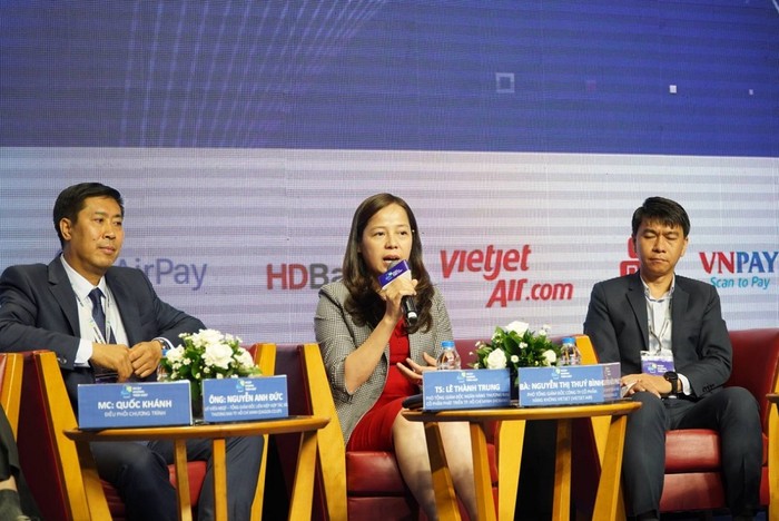 Bà Nguyễn Thị Thúy Bình - Phó Tổng giám đốc Vietjet chia sẻ tại hội thảo.